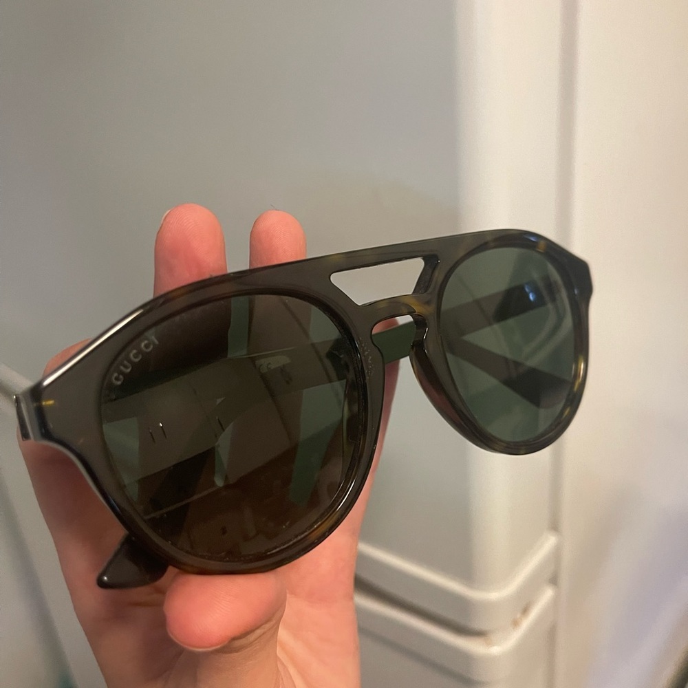 Men’s Gucci sunglasses BROKEN